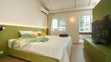Signature Room, Garden View | Blackout drapes, iron/ironing board, free WiFi