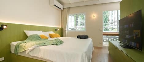 Chambre Signature, vue sur le jardin | Rideaux dâobscurcissement, fer et planche Ă repasser