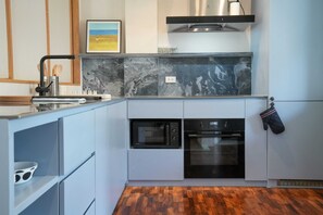 Fridge, microwave - dayonespace (Phra Khanong Tai)