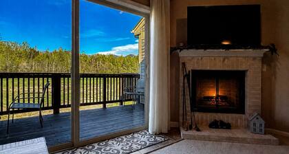 S29 Top-Floor Bretton Woods Condo with Stunning Mount Washington Views & Cozy Fireplace