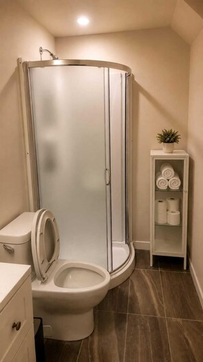 Een douche, een haardroger, handdoeken, zeep