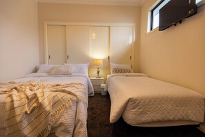 2 habitaciones, tabla de planchar con plancha, wifi y ropa de cama 