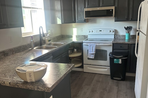 Cafetière/bouilloire, réfrigérateur, micro-ondes, four