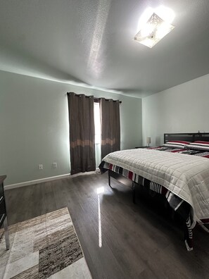 4 habitaciones, caja de seguridad en la habitación y escritorio 