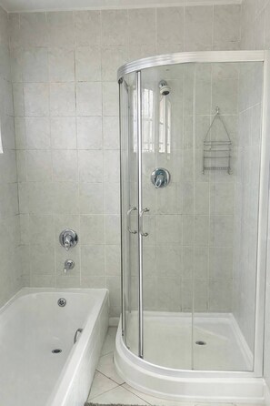Bathroom - Room-tay Luxury Suite in Waterkloof Ridg (Pretoria)