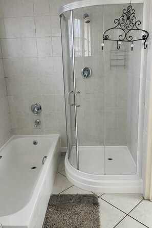 Bathroom - Room-tay Luxury Suite in Waterkloof Ridg (Pretoria)