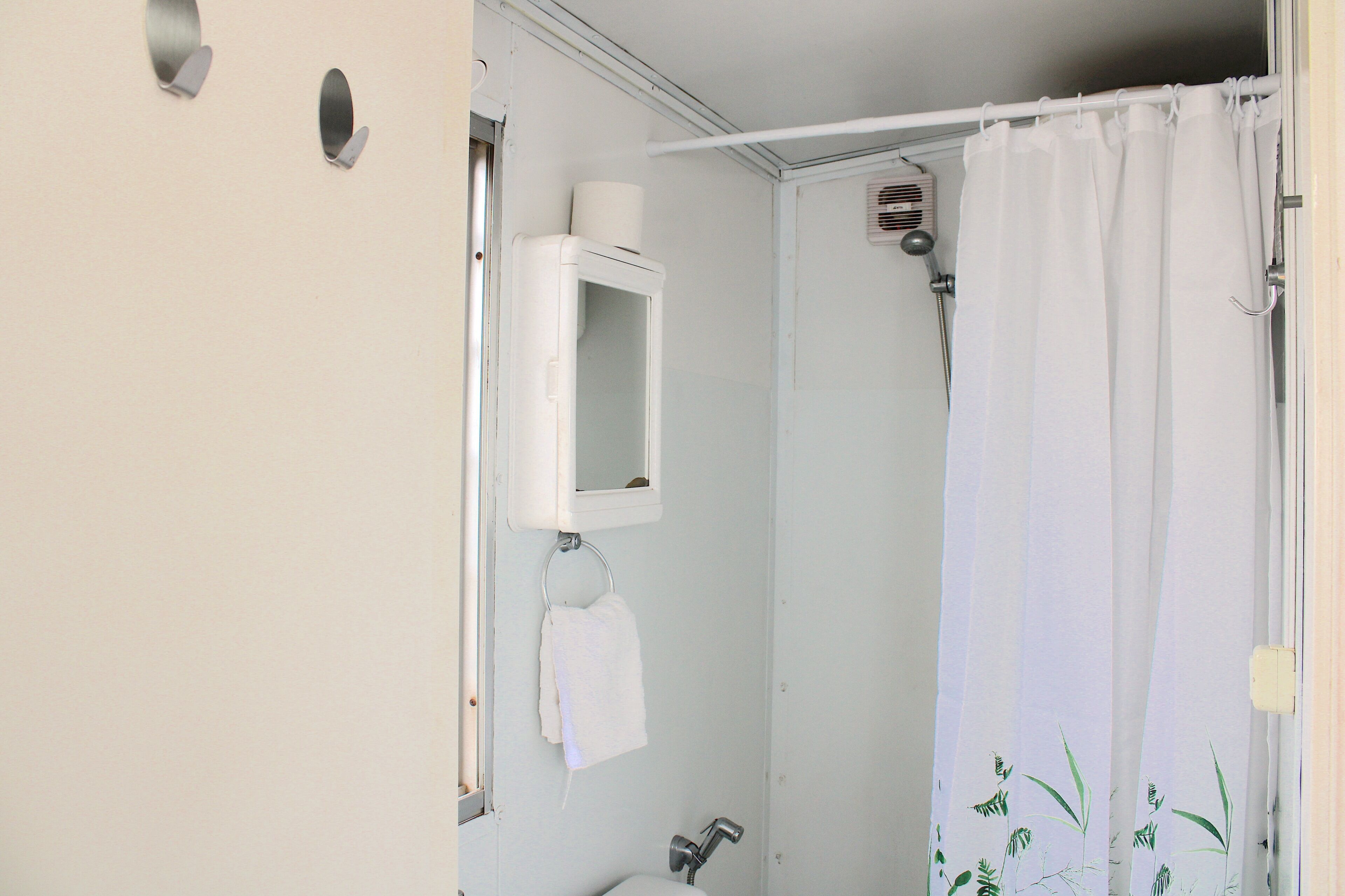 Toallas, jabón, papel de baño 