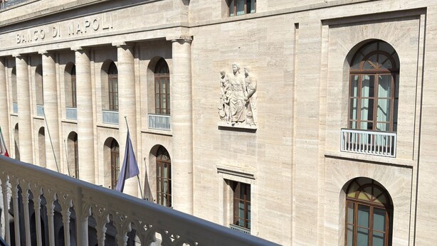 En bygning med inskriften 'BANCO DI NAPOLI' og klassiske arkitektoniske detaljer.