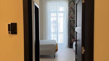 Queen room with spa bath | Caja fuerte, escritorio, espacio para trabajar con un portátil