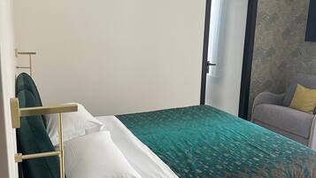 Deluxe kamer, 1 twee- of 2 eenpersoonsbedden | Een kluis op de kamer, een bureau, een laptopwerkplek