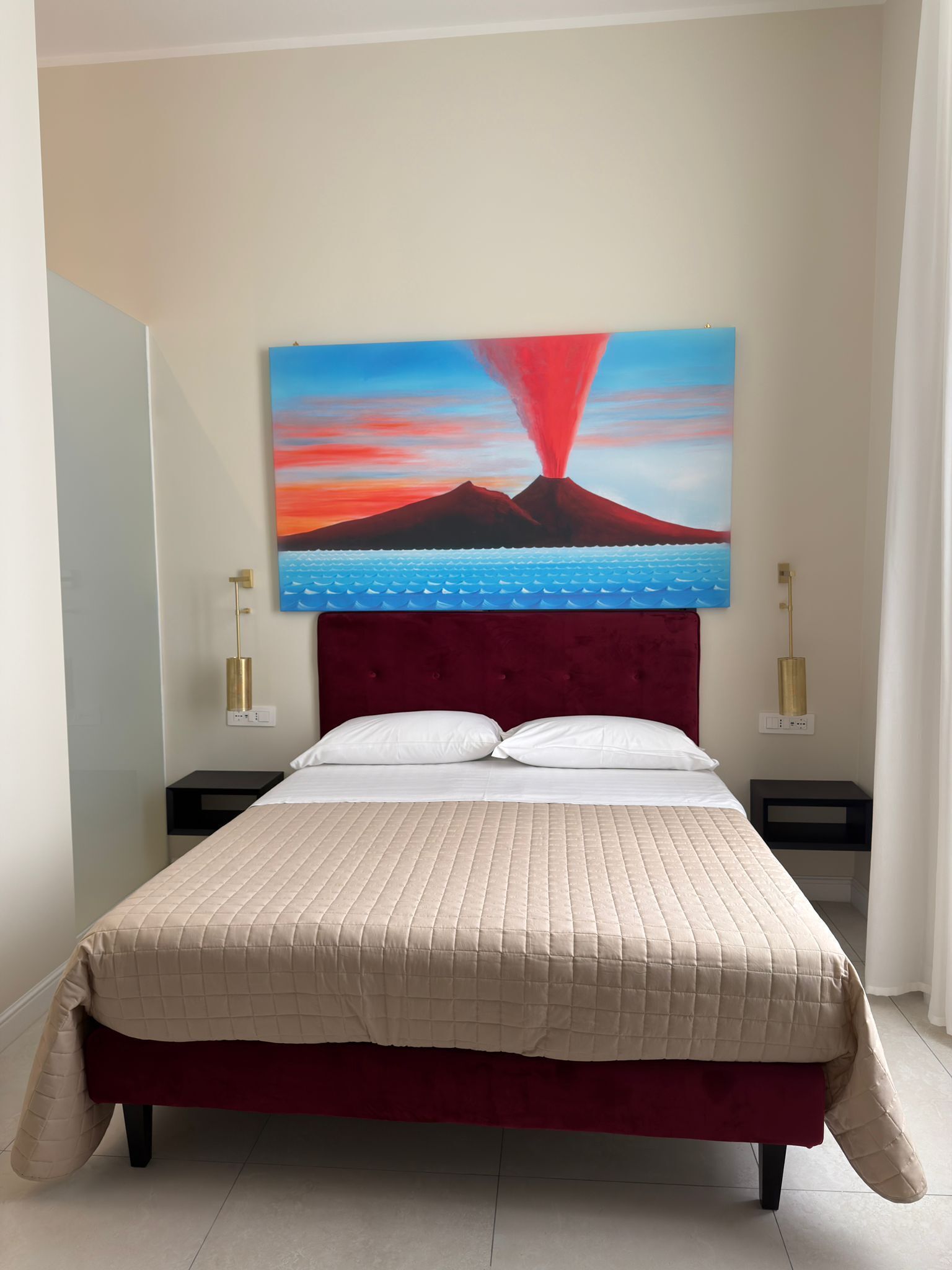 Een kluis op de kamer, een bureau, een laptopwerkplek
