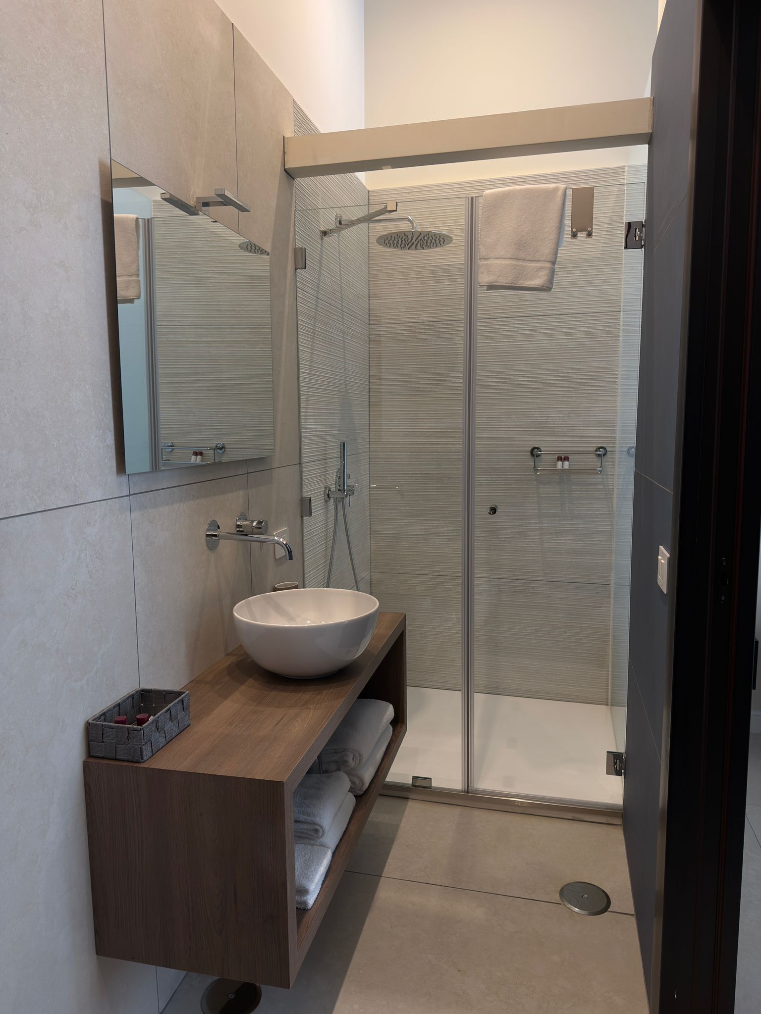 Badkamer | Een haardroger, handdoeken, zeep, shampoo