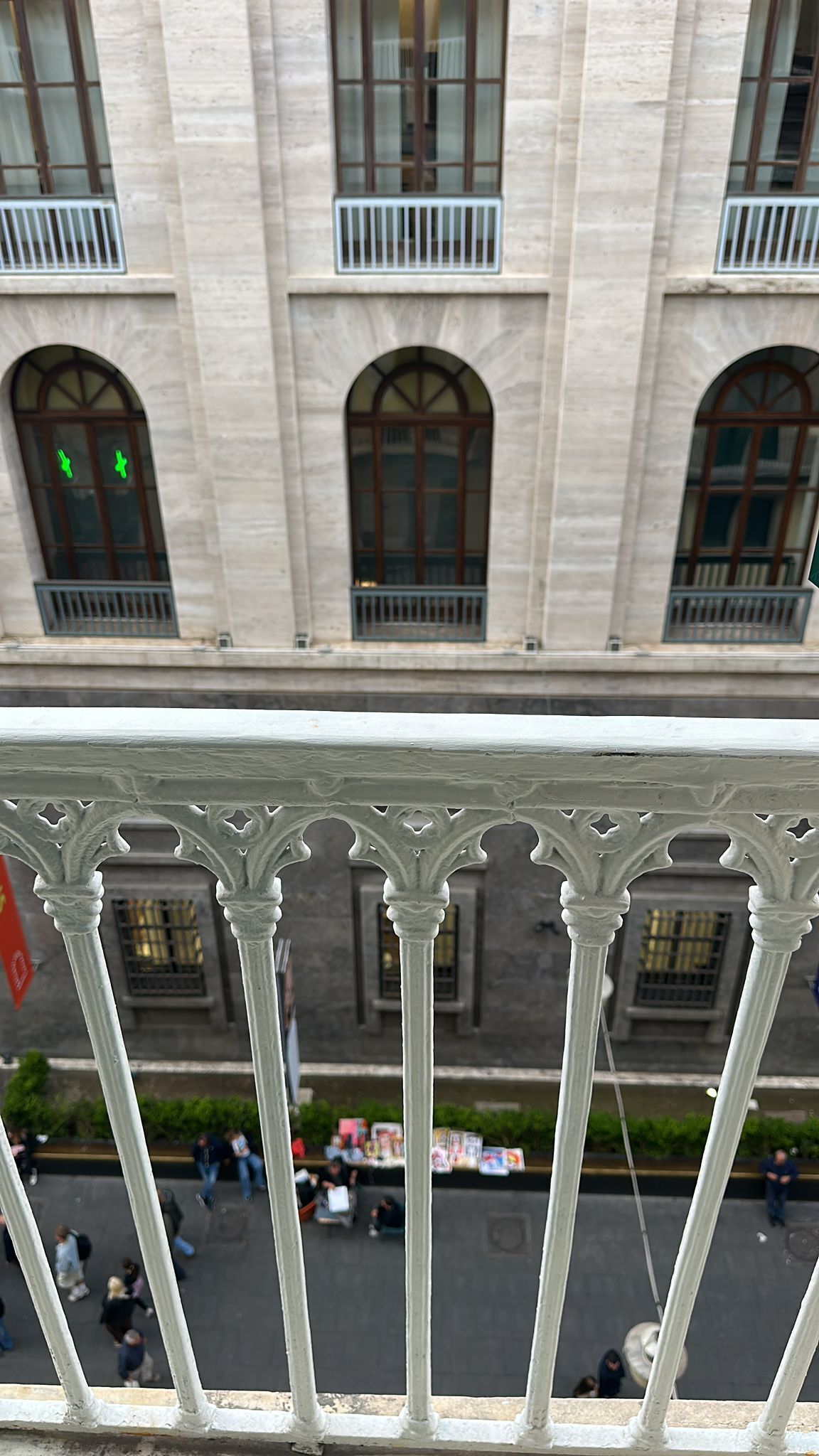 Deluxe driepersoonskamer, balkon | Terrein van de accommodatie