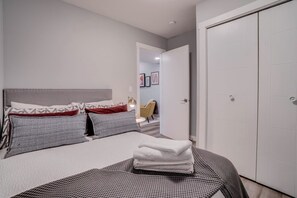 Desk, iron/ironing board, travel cot, free WiFi - Ross – 10 Bedroom Downtown Duplex for Up to 18 ppl (Edmonton)