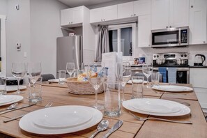 Fridge, microwave, oven, stovetop - Ross – 10 Bedroom Downtown Duplex for Up to 18 ppl (Edmonton)