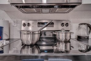 Fridge, microwave, oven, stovetop - Ross – 10 Bedroom Downtown Duplex for Up to 18 ppl (Edmonton)
