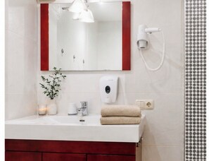 Een douche, een haardroger, handdoeken, zeep