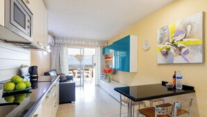 Eine moderne Küche mit Essbereich, Wohnbereich und Blick ins Freie.