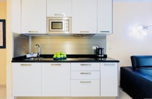 Fridge, microwave, coffee/tea maker, electric kettle - Cozy studio in Costa Adeje (Costa Adeje)