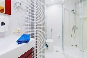 Doccia, asciugacapelli, asciugamani, sapone