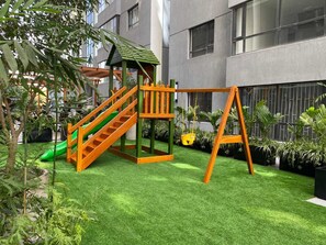Appartement Confort, 2 chambres, balcon, vue piscine | Espace pour enfants