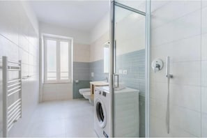 Ducha, secador de pelo y bidé