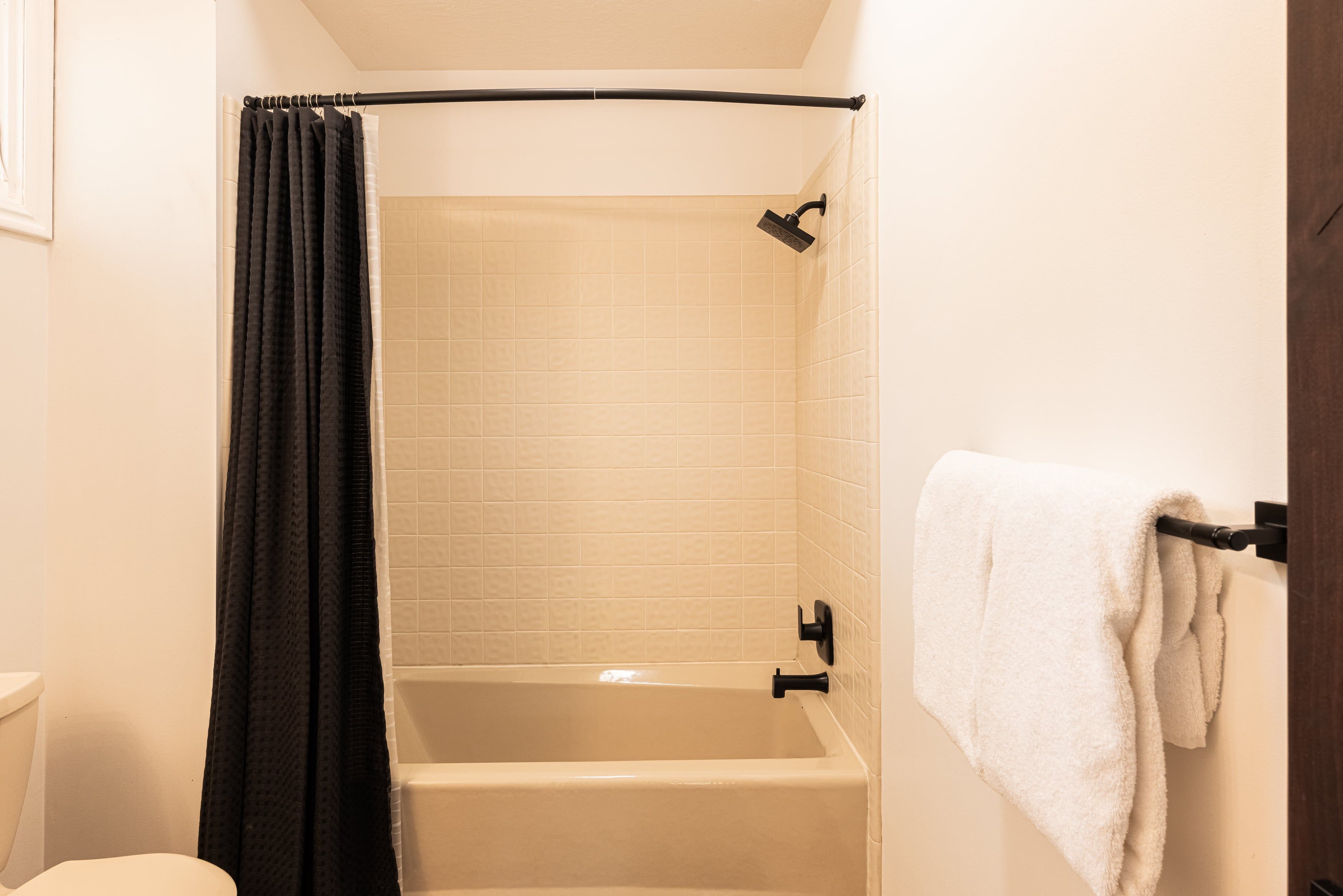 Ein Badezimmer mit einer Badewanne, einer Dusche und einem WC.