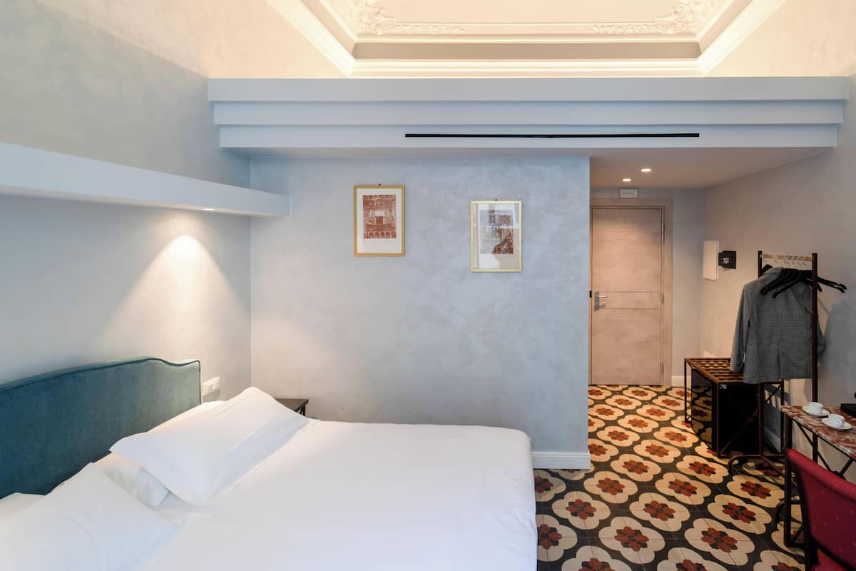 Deluxe-pientalo, parveke, kaupunkinäköala | Tallelokero huoneessa, ilmainen Wi-Fi