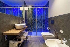 Deluxe resortwoning, balkon, uitzicht op stad | Badkamer | Een douche, een haardroger, handdoeken, zeep
