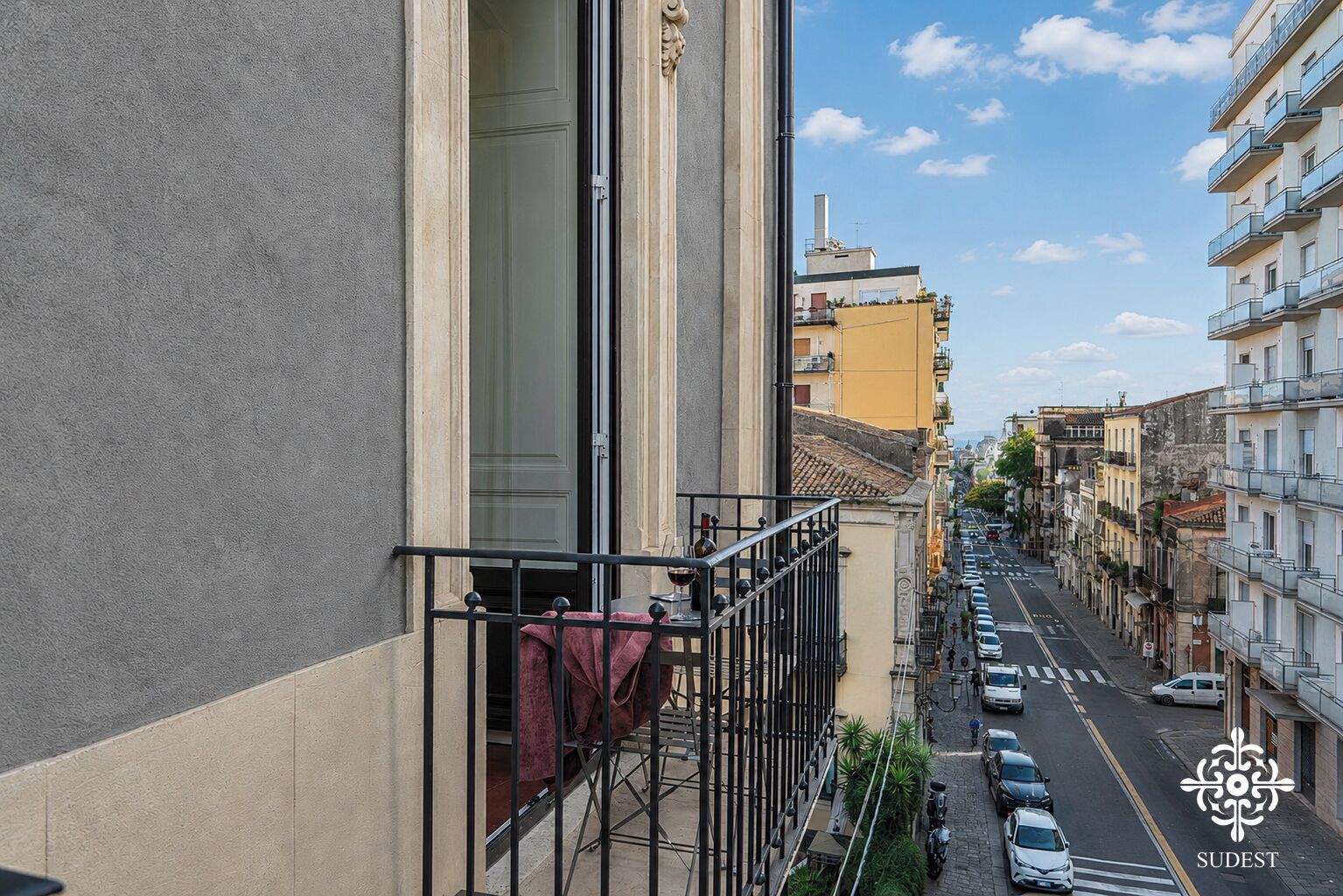 Deluxe-Stadtwohnung, Balkon, Stadtblick | Unterkunftsgelände