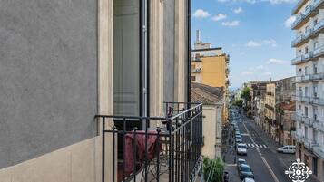 Deluxe-Stadtwohnung, Balkon, Stadtblick | Unterkunftsgelände