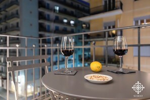 Deluxe resortwoning, balkon, uitzicht op stad | Buiten dineren
