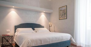 Deluxe-Stadtwohnung, Balkon, Stadtblick | Zimmersafe, kostenloses WLAN