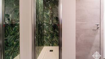 Maison mitoyenne Standard, balcon, vue ville | Salle de bain | Douche, sèche-cheveux, serviettes fournies, savon