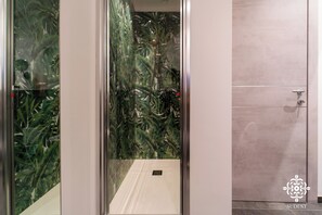Ducha, secador de pelo, toallas, jabón