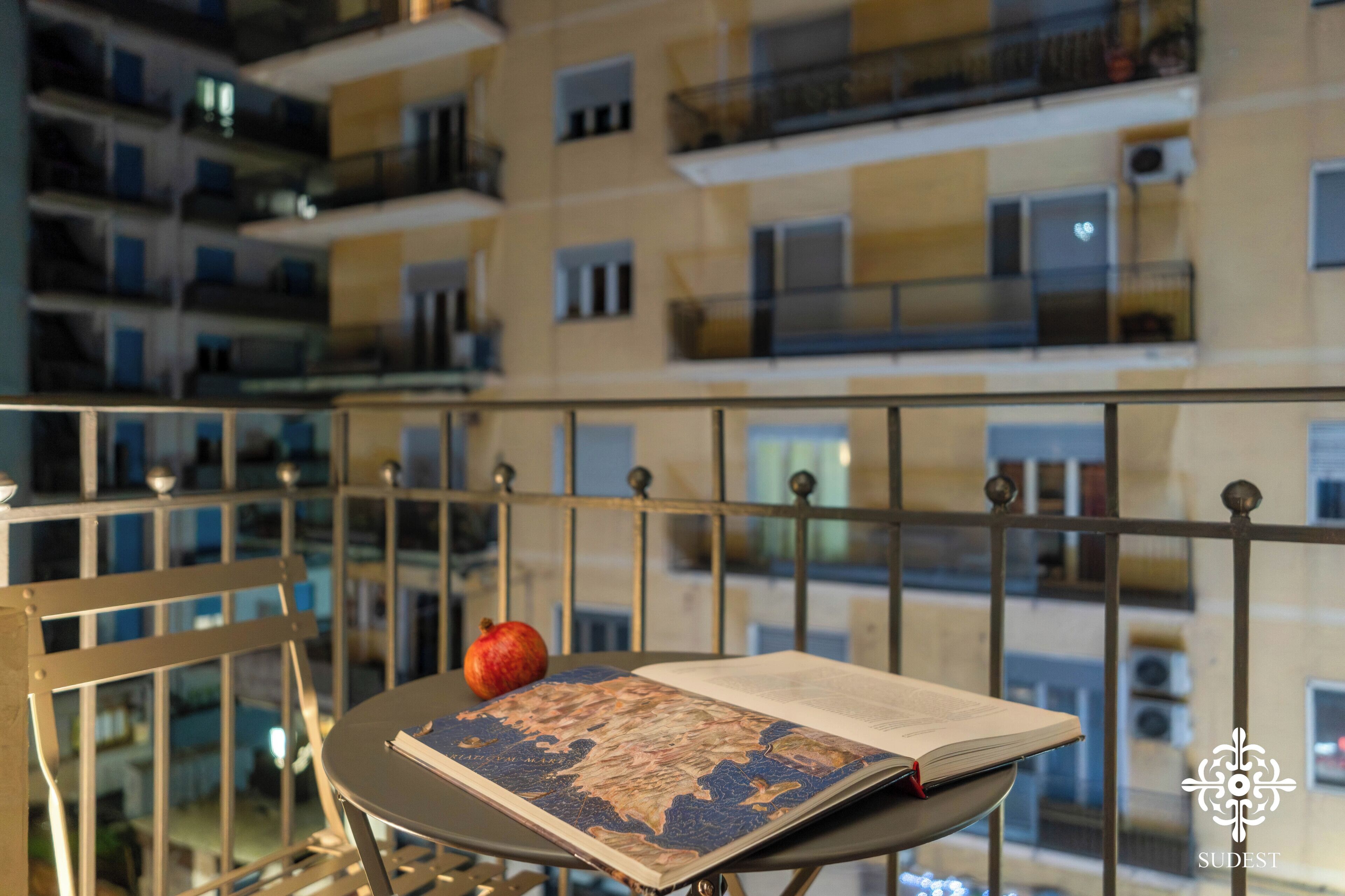 Residenza Superior, balcone, vista città | Parco della struttura