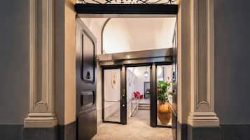 Deluxe Townhome, Balcony, City View | Interior