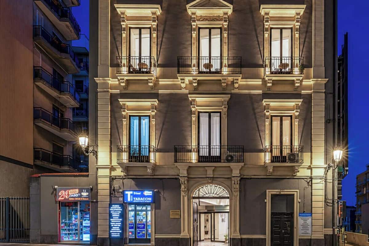 Un edificio de varios pisos con fachada clásica, ventanas amplias y balcones.