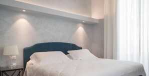 Superior-Stadtwohnung, Balkon, Stadtblick | Zimmersafe, kostenloses WLAN