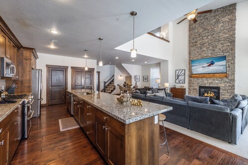 Spacious 5BR, 4.5BA retreat in Deer Valley with stunning mountain views + hot tub