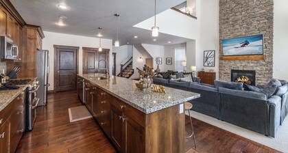 Spacious 5BR, 4.5BA retreat in Deer Valley with stunning mountain views + hot tub