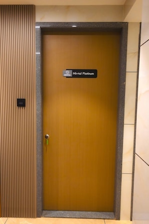 Une porte portant l’inscription « Nirrtl Platinum », avec un trou de serrure et une clé.
