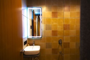 Doccia, asciugamani, sapone, carta igienica