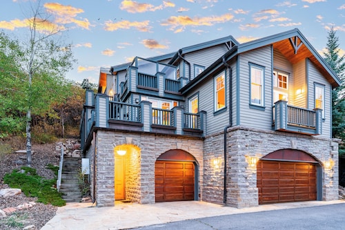 Steps to Town Lift | Ski Access | 6BR w/ Views & 3-Car Garage