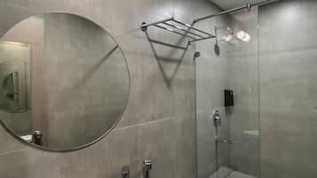 Douche, serviettes fournies, savon, shampoing