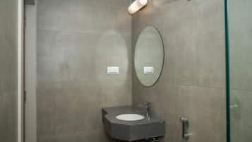 Douche, serviettes fournies, savon, shampoing