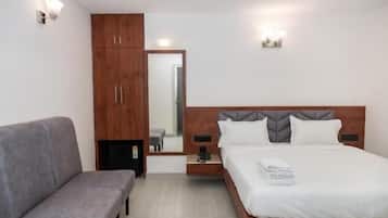 Chambre Simple Supérieure, vue ville | Coffres-forts dans les chambres, bureau, Wi-Fi gratuit