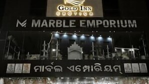 Ein Hotel namens 'Gold Inn' mit einem Schild für 'Marble Emporium' darunter.