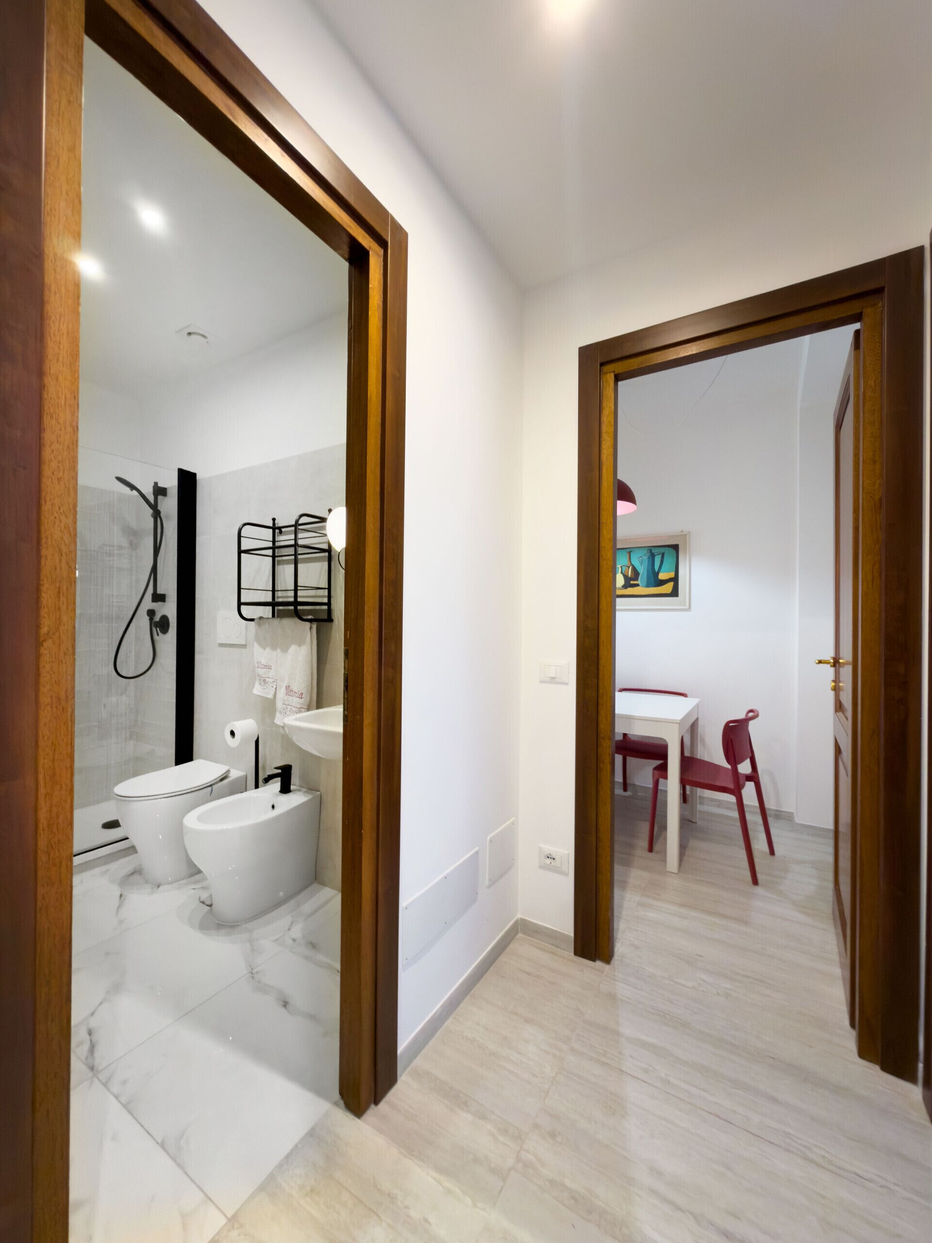 Regadera, secadora de cabello, bidet, toallas 