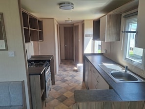 Fridge, microwave, oven, stovetop - Highfields Skegness Cabin Near Beach & Pier (Skegness)